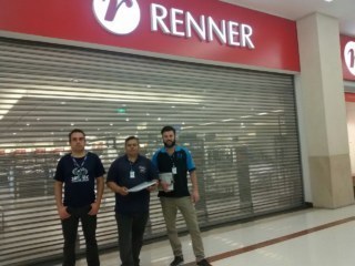 Três homens em frente a Loja Renner.