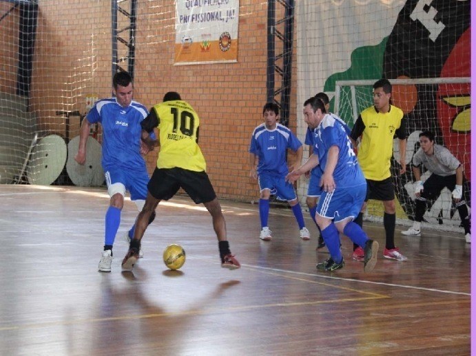 Domingo animado reúne 15 equipes no Torneio Comerciário de Futsal; Confira  os resultados e os jogos do dia 9/9