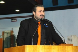 Vereador Clàudio Janta falando na Tribuna da Câmara Municipal