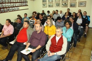 Público sentado assistindo palestra no plenário da Câmara de Vereadores de Quaraí.