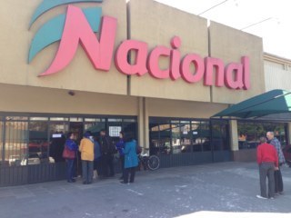 Fachada do supermercado Nacional com algumas pessoas na frente.