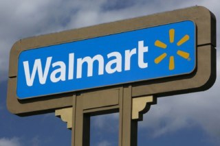 Logomarca da Rede Walmart. Retângulo azul ao fundo, letras brancas dizendo Walmart e uma marca parecendo um asterisco amarelo.