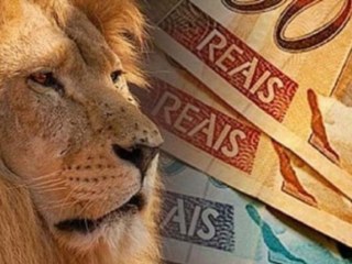 Perfil de um leão sob notas de 50 e 100 reais.
