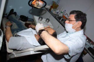 Dentista atendendo um paciente.