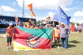 Homens segurando a bandeira do Rio Grande do Sul posando pra foto