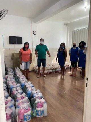 Presidente Neco entrega kits de alimentos e higiene
