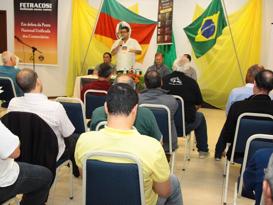 Público presente no evento de frente para o presidente do sindicato.