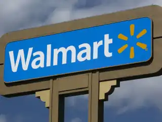 Logomarca da Rede Walmart. Retângulo azul ao fundo, letras brancas dizendo Walmart e uma marca parecendo um asterisco amarelo.