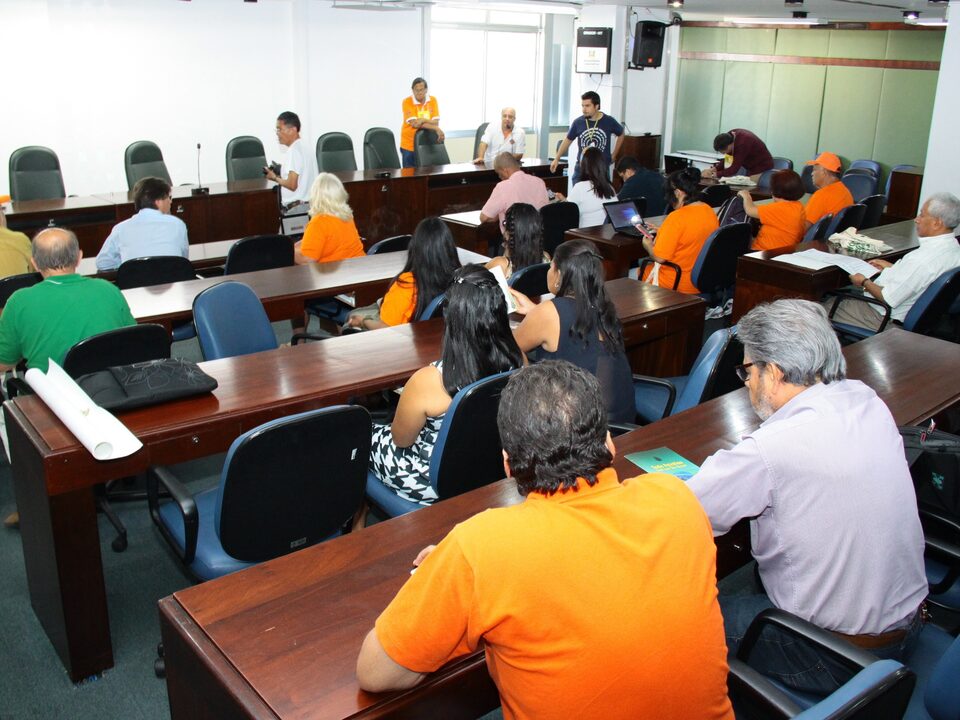 Pessoas assistindo a uma palestra