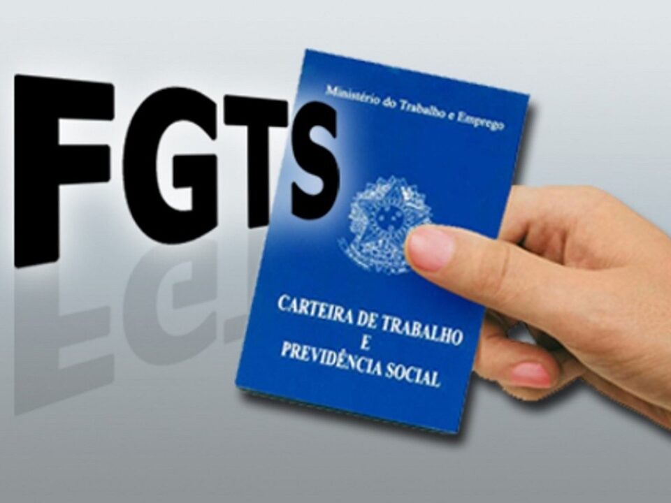 mão segurando uma carteira de trabalho e as letras: FGTS