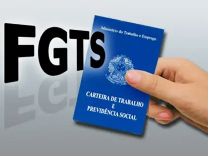 mão segurando uma careteira de trabalho e o dizer FGTS