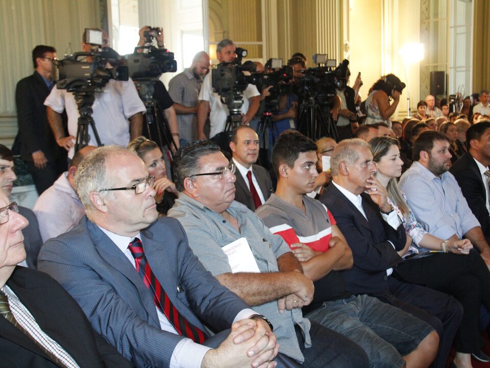 público atento aos discurso do governador