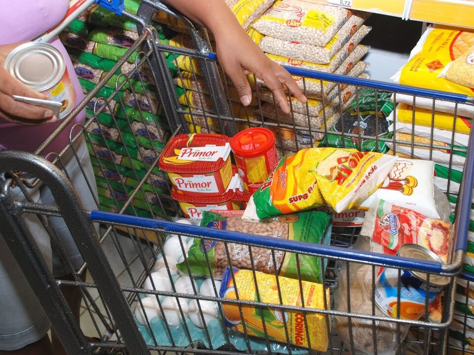 Carrinho de mercado com alimentos.