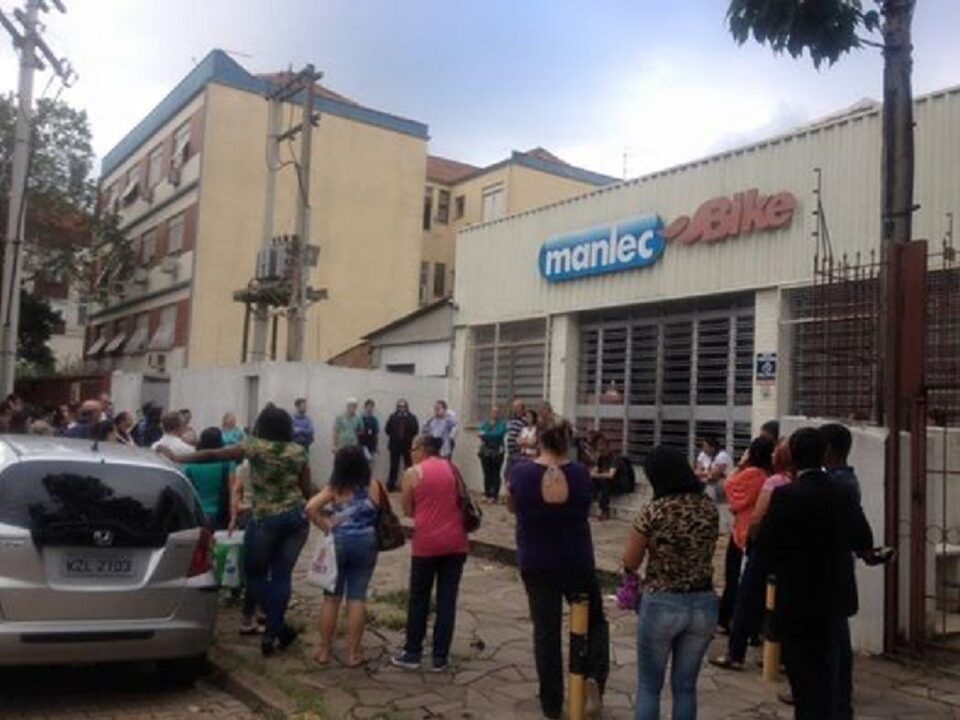 Pessoas em frente a loja Manlec.