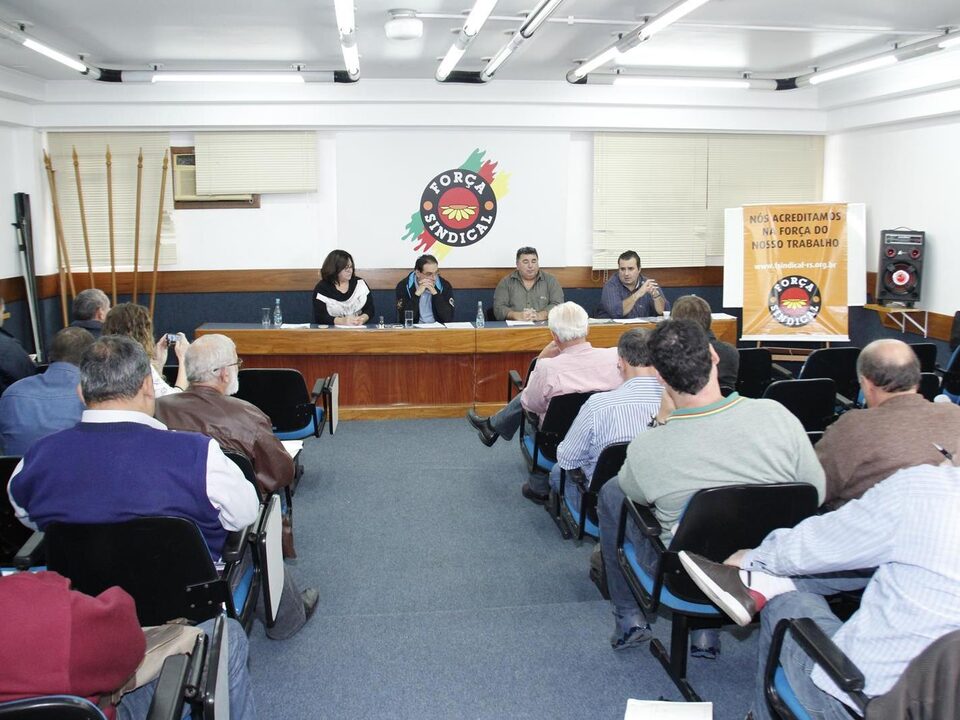 auditório com pessoas reunidas.