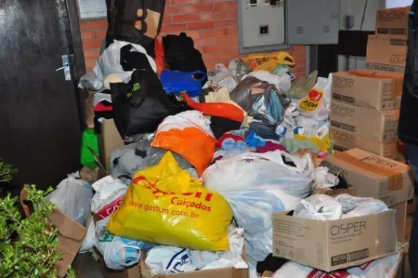 Caixas de alimentos e sacolas.