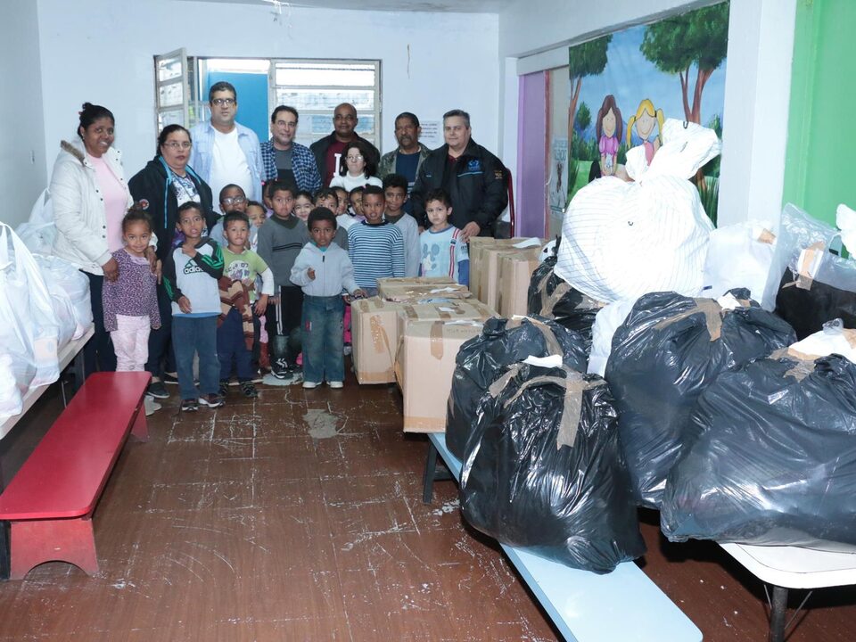 pessoas e crianças entre caixas e sacolas.