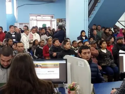 Pessoas sentadas esperando atendimento.