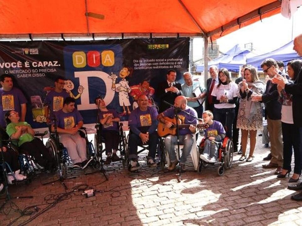 cadeirantes tocando instrumentos musicais