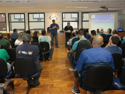 Pessoas sentadas em um auditório.