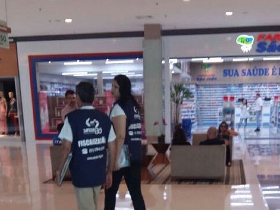 Dois fiscais dentro de um shopping