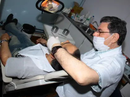 Dentista atendendo um paciente.