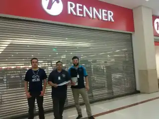 Três homens em frente a Loja Renner.