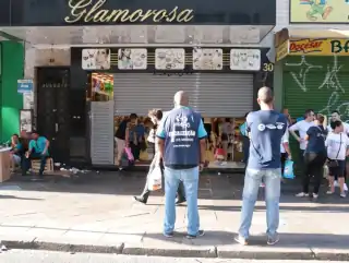 fiscais em frente a fachada de loja.