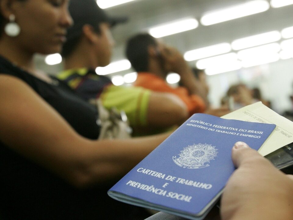 Pessoa segurando carteira de trabalho