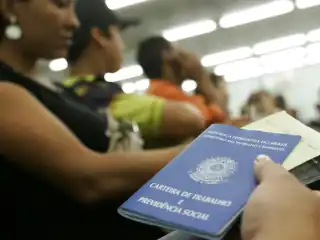 Pessoa segurando carteira de trabalho