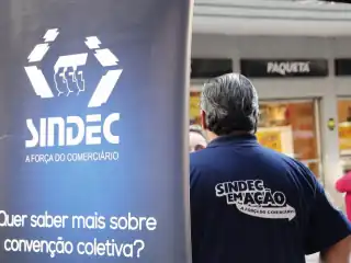 Banner com a logo Sindec e a frase, quer saber mais sobre convenção coletiva? Ao lado um homem de costas.