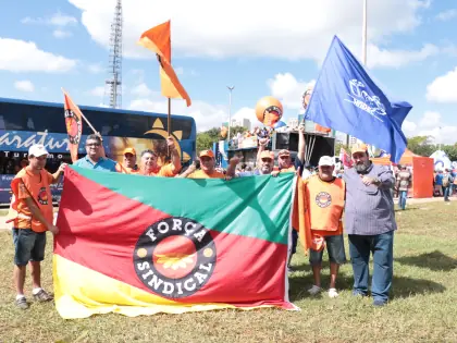 Homens segurando a bandeira do Rio Grande do Sul posando pra foto