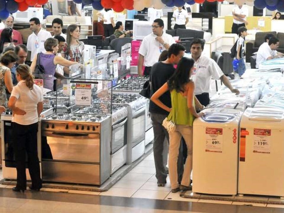 Pessoas numa loja de eletrodomésticos.