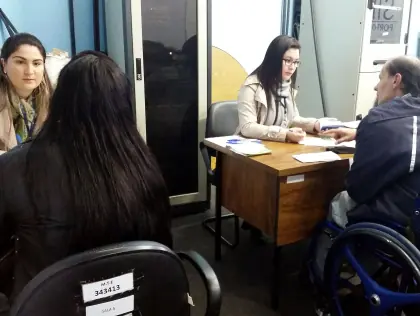 Pessoas em cadeiras de roda em entrevista de emprego