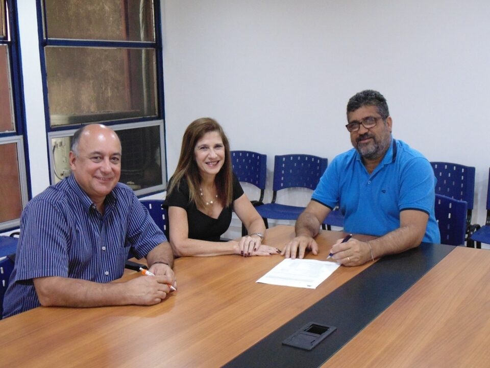 Presidente do Sindec, Nilton Neco; Diretor Jurídico, Valdir Lima e a Presidente da Mantenedora da Sociedade Educacional, Cíntia Mara Eizerik