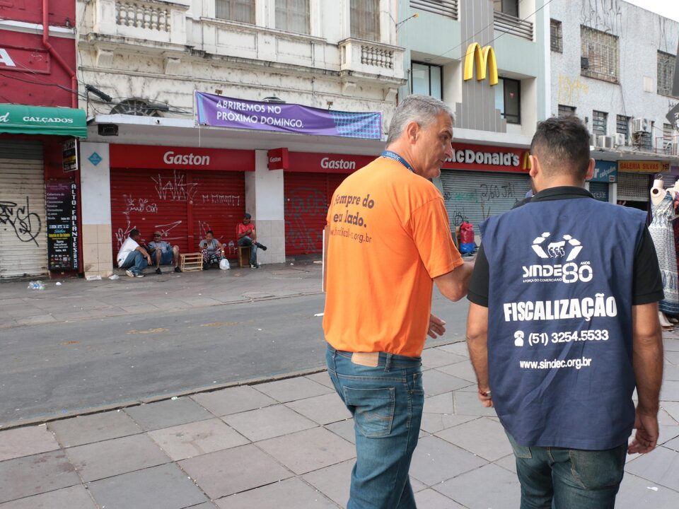 Equipe de fiscalização do Sindec-POA no centro de Porto Alegre
