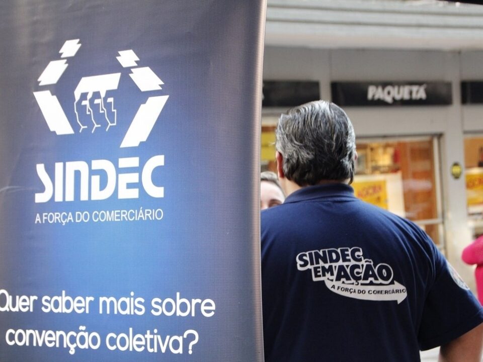 Equipe esclarecendo dúvidas sobre a convenção coletiva