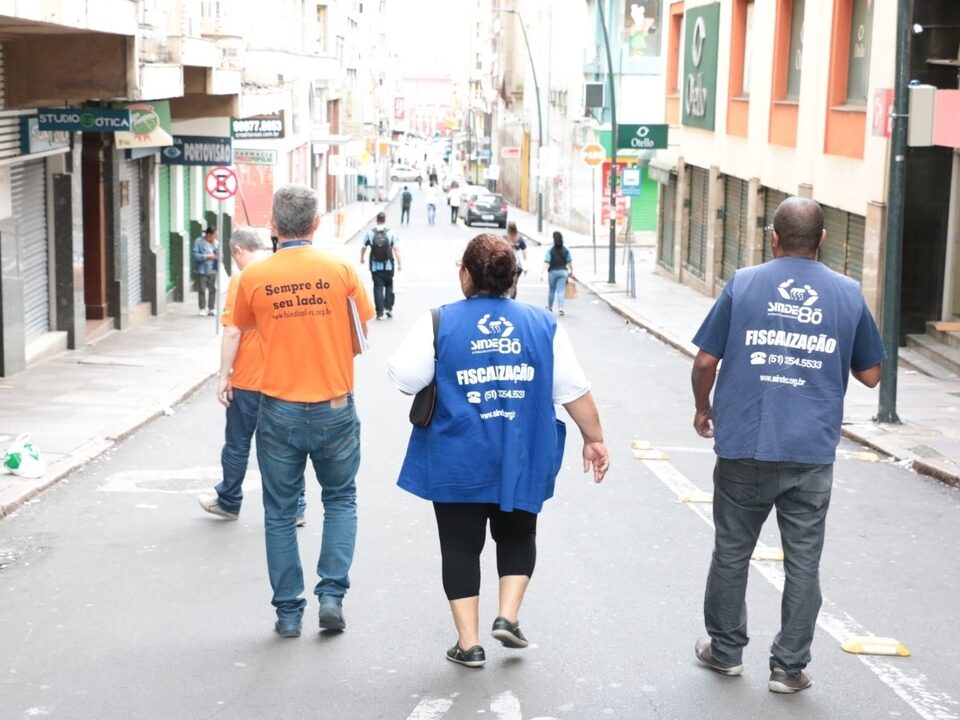 Equipe de fiscalização do sindicato do comércio