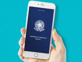 Celular com o aplicativo da carteira de trabalho digital