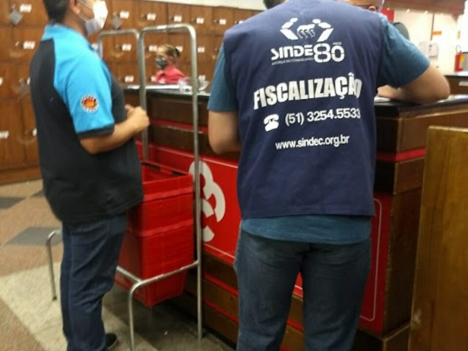 Diretor João Pereira fiscalizando loja