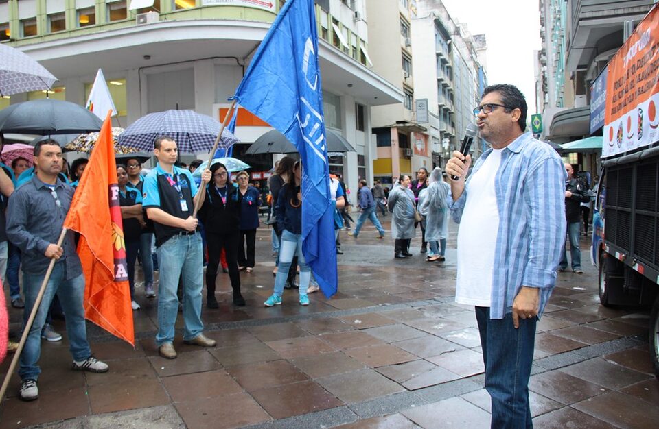 Neco na esquina democrática