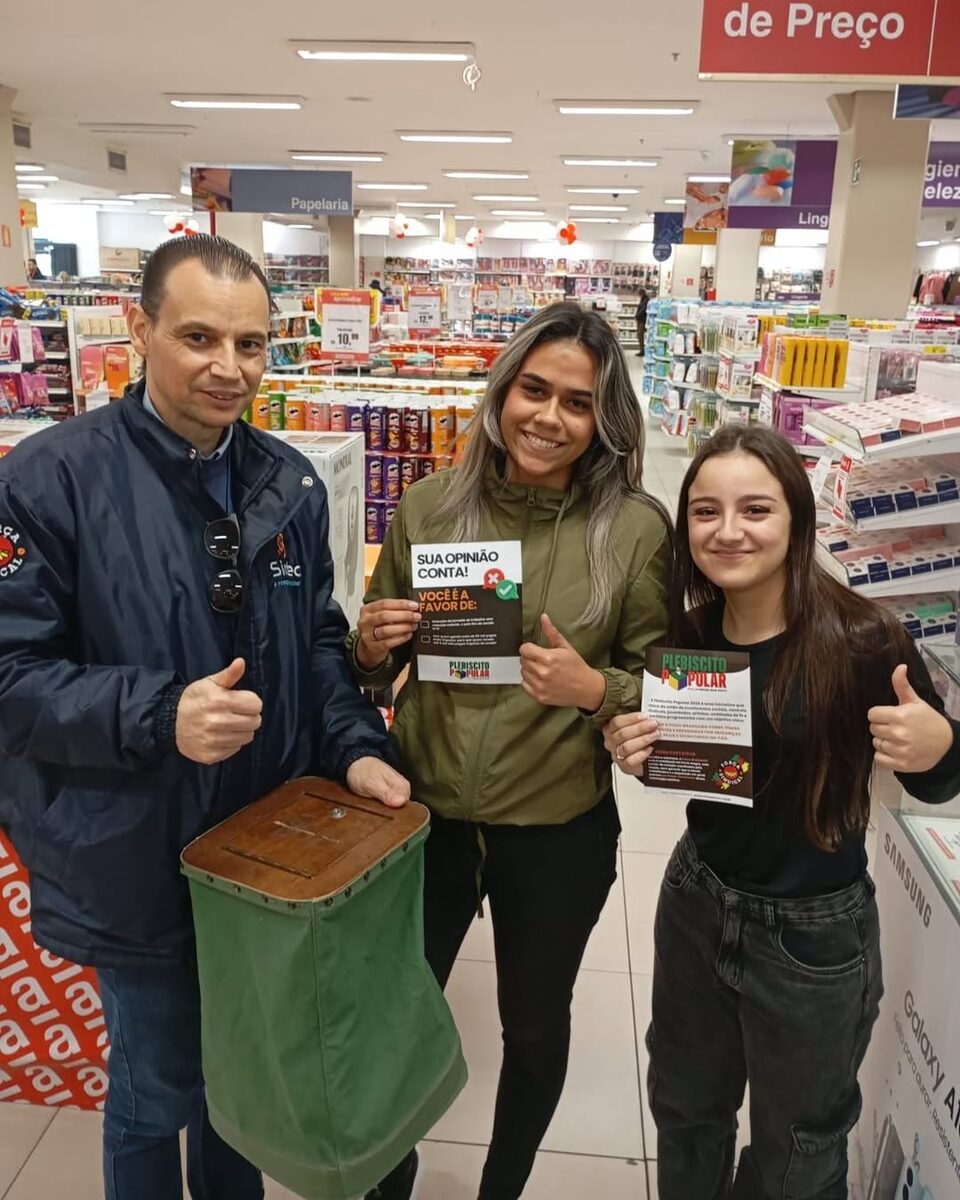 Leandro e duas comerciárias