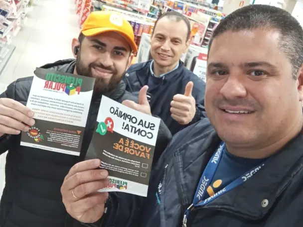 Leandro e Preto distribuindo material