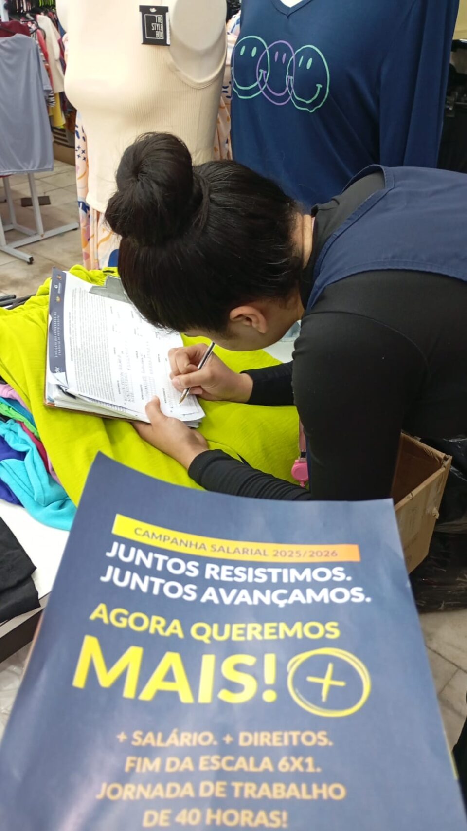 Comerciária assinando o referendo