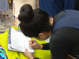 Comerciária assinando o referendo