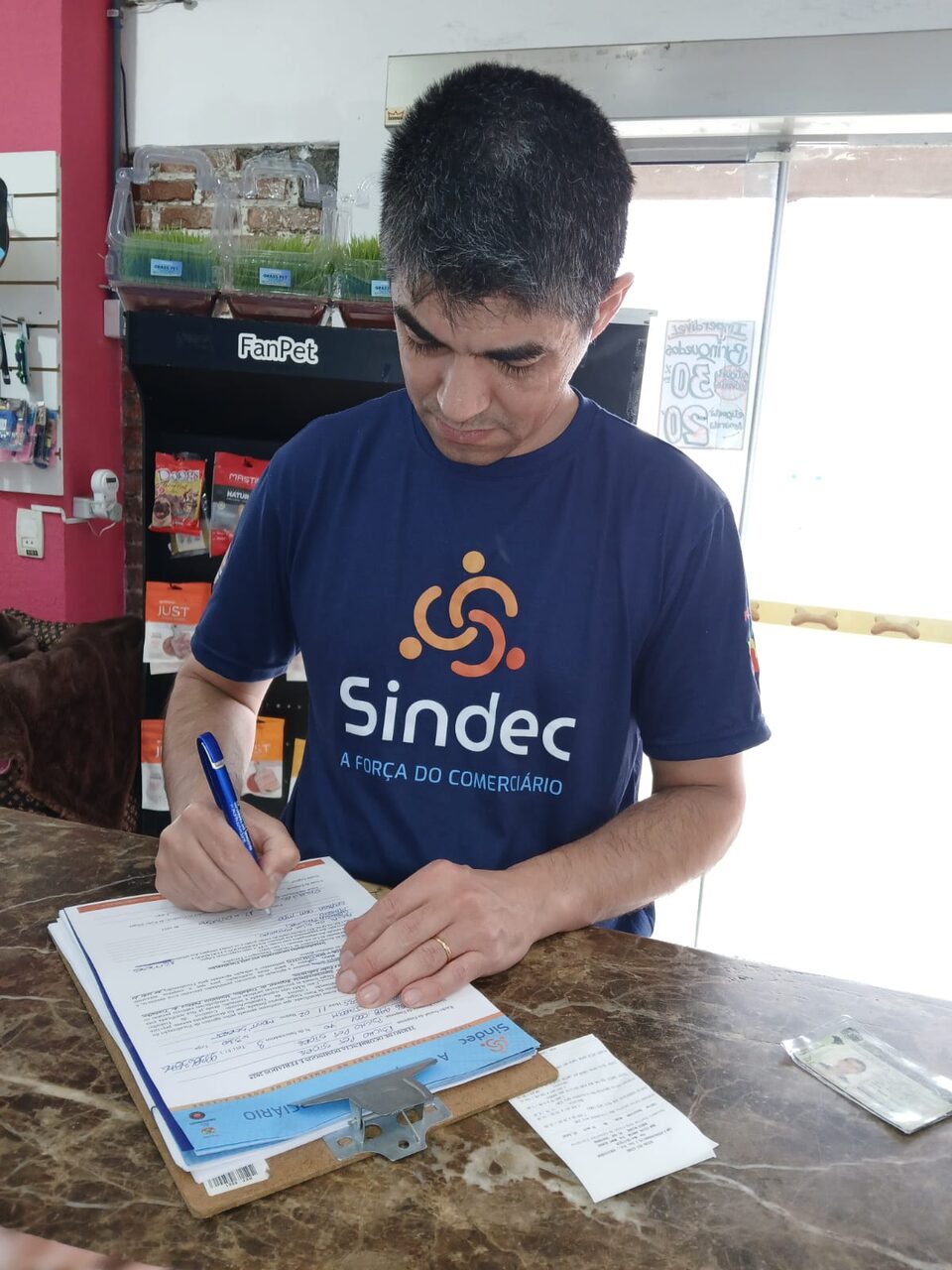 Diretor Ezequias cumprindo o Acordo Coletivo