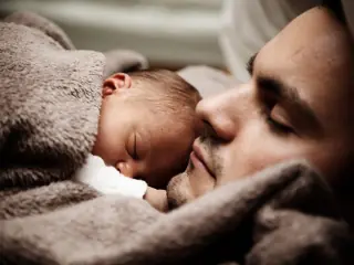 Pai com filho de colo