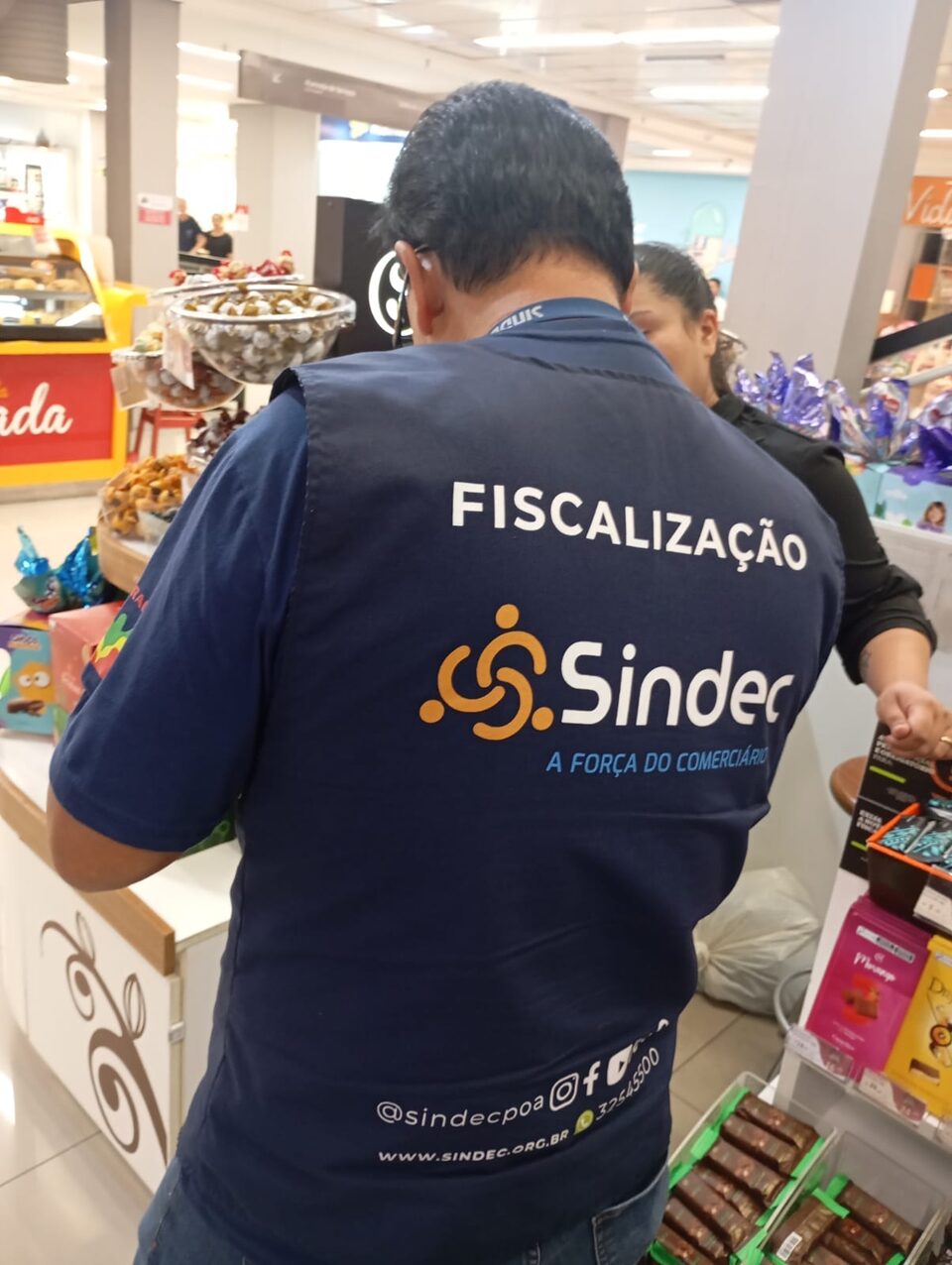 Fiscal do Sindec no supermercado