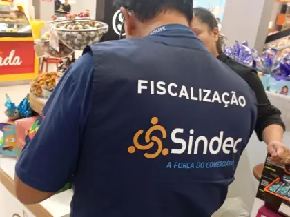Fiscal do Sindec no supermercado