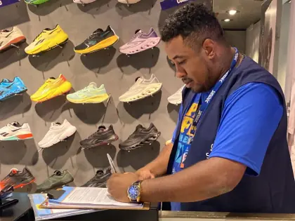 Diretor Alex notificando uma loja